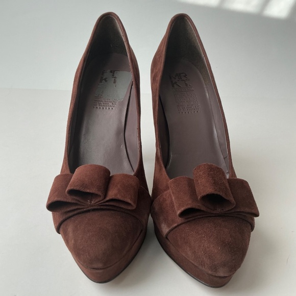 NWT MRKT Claire Chocolate Brown Faux Suede Heels with bow Size 9.5 - Picture 5 of 8